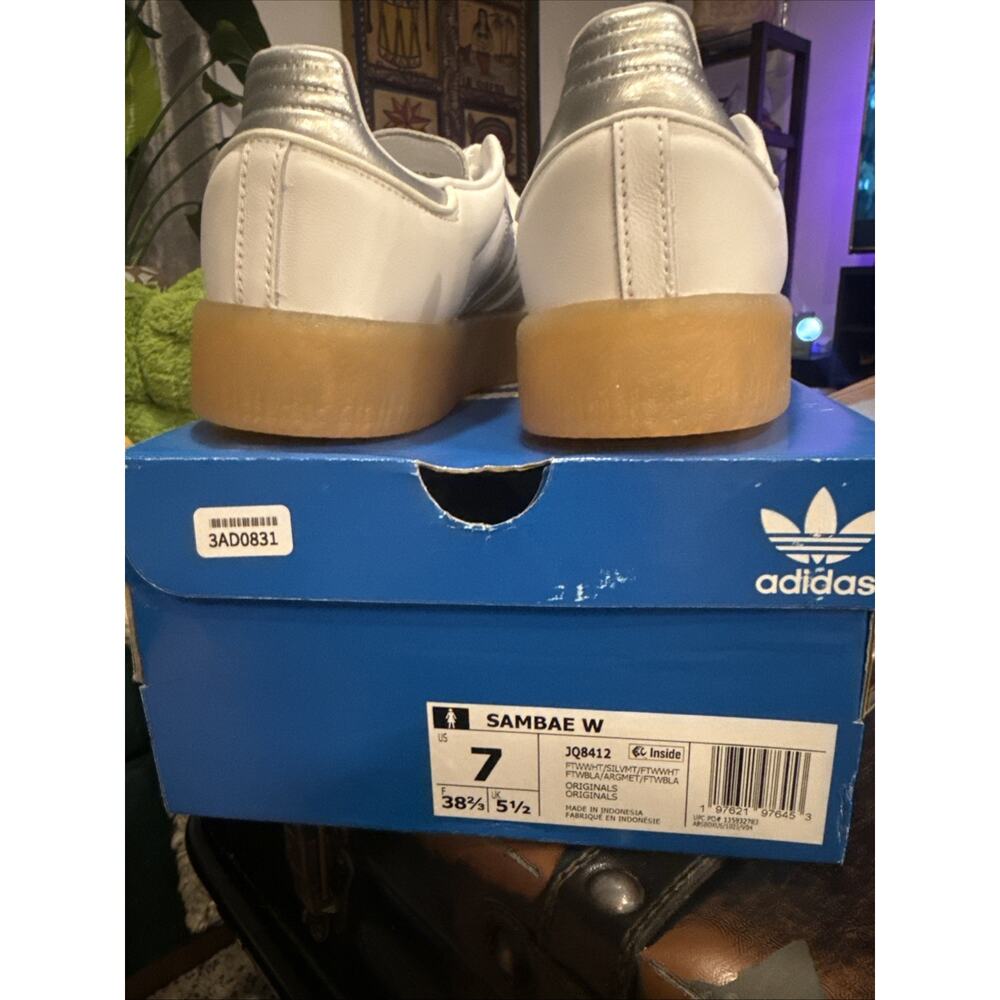 Adidas Samba Low-Top Sneakers In White/Metallic Silver Women's Size 7 JQ8412 - Picture 4 of 9